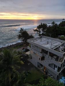 The Stables Oceanfront Hotel Midigama