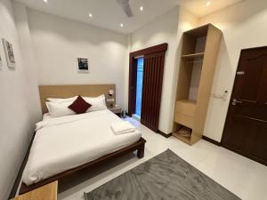 Island Getaway Villa - 5BR La Collinette House
