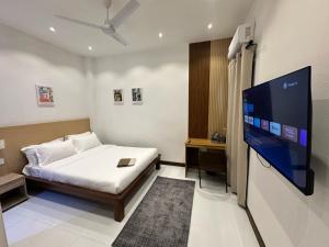 Island Getaway Villa - 5BR La Collinette House