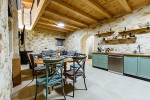Kilada Village Retreat Jacuzzi - Parking - Garden