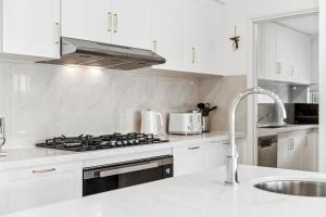 Luxury Six bed room Canal House!