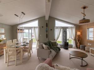 Pass the Keys Cozy 2-Bed Lodge by the Sea – Whitley Bay Retreat
