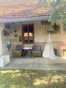 Retro chalupa pro denní pohodu a večerní klid