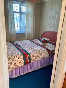 Barking London House sleeps 12 - parking - train tube - airport