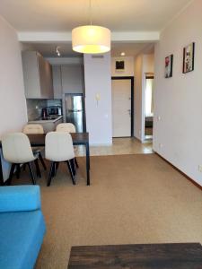 Hillside Apartment with Infinity Pool and Sea View