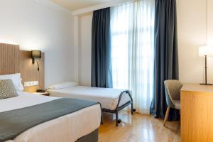 Double Room with Extra Bed (3 Adults) room in Hotel Sercotel Villa de Laguardia