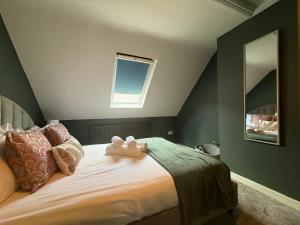 Charming cottage in WINDSOR - WALK TO CASTLE &SHOPS!