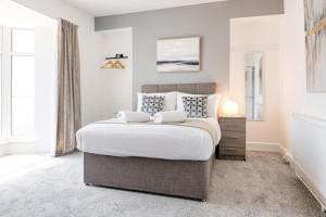 4 Bed House - Sleeps 11 - Pets - Parking - Wifi