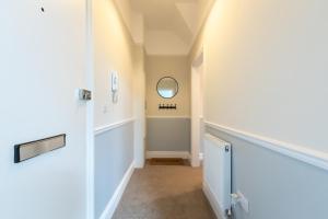 2 Bedroom Apartments By Smart Apartments Short Lets & Serviced Accommodation Apartment Southampton With Free WiFi