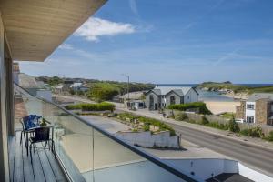 Porth Beach Apartment - Sea Views - Free Parking - Free Wi-Fi