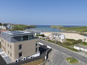 Porth Beach Apartment - Sea Views - Free Parking - Free Wi-Fi