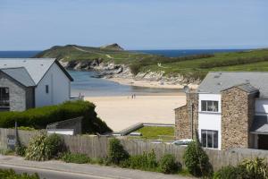 Porth Beach Apartment - Sea Views - Free Parking - Free Wi-Fi