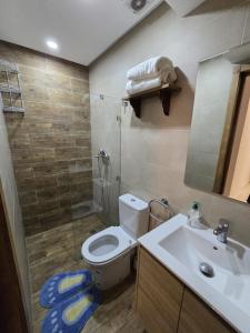 Chic 2BR Apt - Walk to Beach