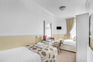 Twin Room with Shower room in Summerlands Guest House