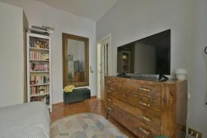 VLAD HOUSE, CLOSE THE COLOSSEUM