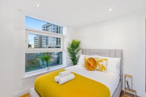 River Thames View Chelsea Flat - 3 Bed 2 Bath in Prime London Location - Sleeps up to 6 Guests