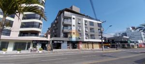 Cobertura Zona Central da Praia 02 Dormitórios Ao Lado de Comércio em Geral