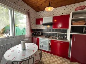 Maisons de vacances Maison calme avec jardinet, proche plage et Parc de Royan - FR-1-494-56 : photos des chambres