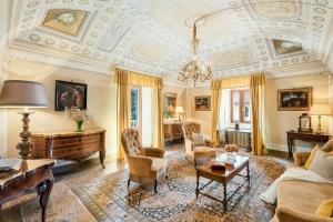 Historic Villa With Natural Pool In Pontremoli