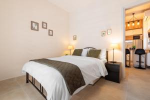 F & B Collection - Flat for 5