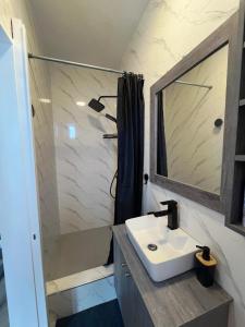 Modern and Spacious 3 Bedroom Apartment By The Beach