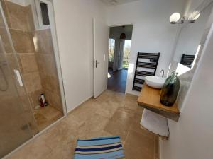 Maisons de vacances Domaine isole dans les vignes avec sa jacuzzi house : photos des chambres