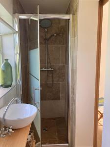 Maisons de vacances Domaine isole dans les vignes avec sa jacuzzi house : photos des chambres