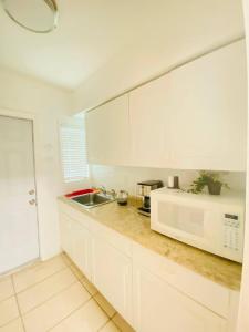 Apartment in the Heart of Calle 8 with Parking