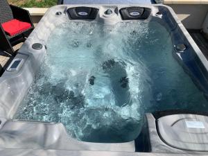 Chalets Chalet et jacuzzi au coeur du Nivernais : photos des chambres