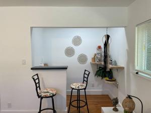 Tropical Paradise in Miracle Mile with Parking