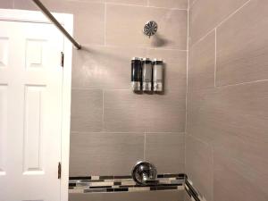 Tropical Paradise in Miracle Mile with Parking