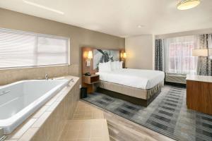 King Kitchen Suite with Soaking Tub room in Best Western PLUS Navigator Inn & Suites