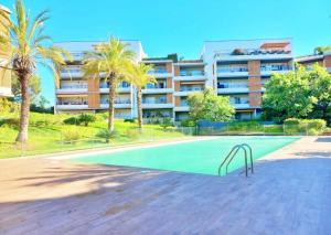Appartement toit terrasse, piscine, plages à 10min et parking