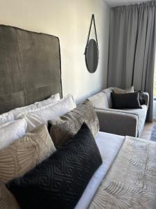 Stylish Studio with City Views & Pool at Zeeland Pier