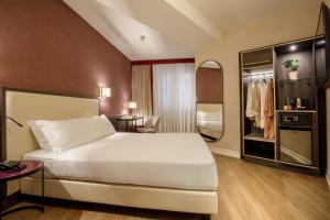Habitación con cama grande