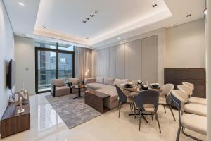 Stylish 1BR Balcony Skyline View