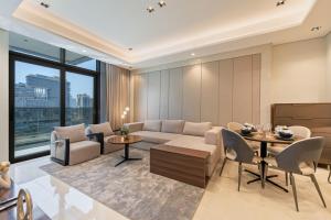 Stylish 1BR Balcony Skyline View