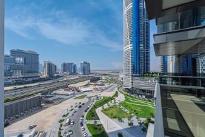 Stylish 1BR Balcony Skyline View