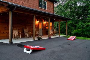 Serene Cabin with Hot-tub and Fire Pit in Pigeon Forge, Tennessee