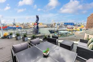 Harbours Edge - Front-Line Harbour Views