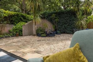 Middle Chine - Beautiful Garden and Spacious Living Space