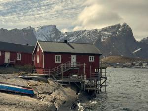 Superior cabin with sea view and balcony room in Toppøy Rorbuer