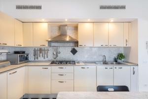 AMORE RENTALS - The Roof