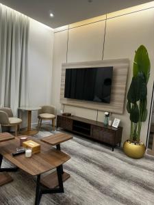 شقة فندقية من غرفة و صالة مع بالكونة مطلة