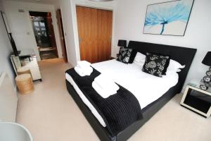 Horizon - Spacious Balcony with Poole Town Views