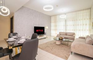 Granduer 1 BR in Windsor Manor Canal Front Living With Burj Views