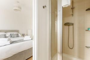 Ocean Breeze - Stunning Harbour Views from Private Balcony