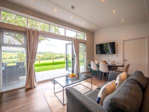 A Stylish Retreatin a Scenic Country Club