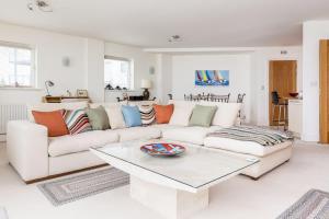 Riva - sea views- 180-Degree Panoramic Views from Balcony