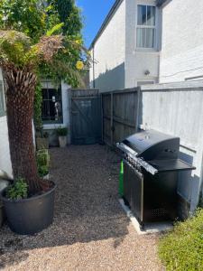 Chic Seaside Cottage with Sunny Garden and BBQ, Close to Beach and High Street